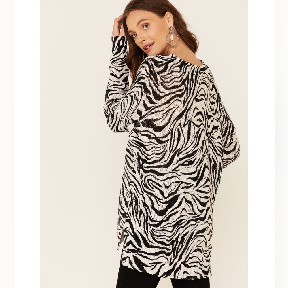 Show Me Your Mumu Women’s Zebra Print Hug Me Pullovers Sweater size XS NWOT - Picture 3 of 11